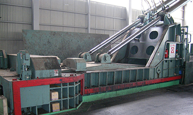 300トンのプレス機で圧縮